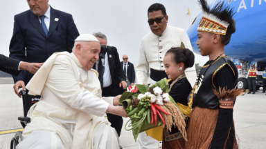 Após 13h de viagem, Papa Francisco é recebido na Indonésia