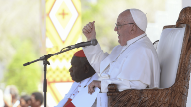 Enfrentar o futuro com sorrisos de esperança, diz Papa aos jovens