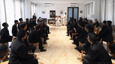 Papa encontra jesuítas em Díli e presta homenagem a padre de 103 anos