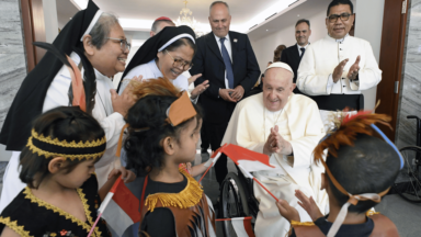 Papa encontra órfãos, idosos, pobres e refugiados ao chegar em Jacarta