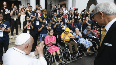 Papa Francisco visita mais de 60 idosos e enfermos em Singapura