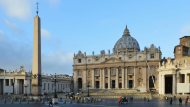 Papa Francisco contempla a Cátedra de São Pedro