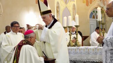 Dom Josafá Menezes recebe palio de Núncio Apostólico em Sergipe