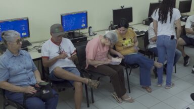 Iniciativa em BH ajuda idosos a aprender como usar smartphones