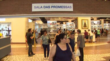 No Santuário de Aparecida, Sala das Promessas atrai romeiros