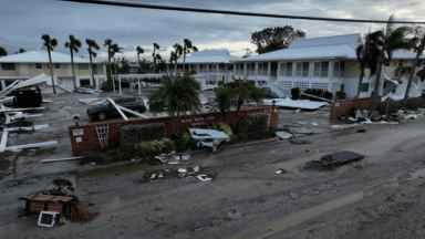 Furacão Milton perde força, mas deixa rastro de destruição