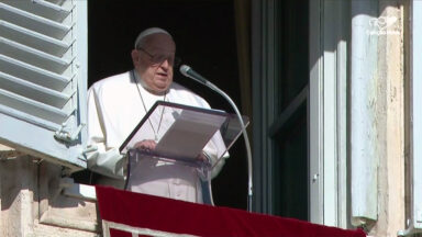 Aprendamos o dom da escuta com a Família de Nazaré, roga o Papa