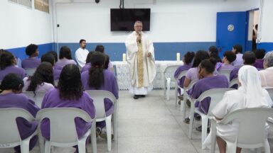 Missa na Fundação Casa leva oportunidade de internas professarem a fé