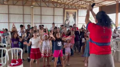 Natal solidário na Escolinha de Futsal Carlo Acutis alegra as crianças