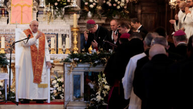 No centro está o Senhor. Paz para o mundo inteiro, clama o Papa