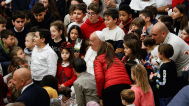 Na família se aprende a cuidar uns dos outros e crescer no amor, diz Papa