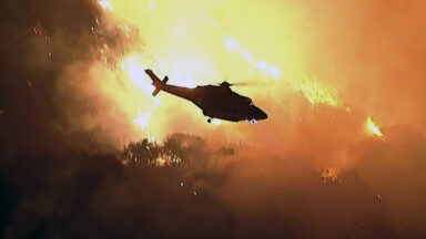 Grande incêndio irrompe perto do bairro Bel-Air, em Los Angeles