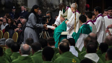 Brasileira recebe ministério do Leitorado com o Papa