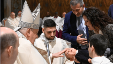 “Que cresçam na fé para viverem a verdadeira humanidade”, afirma Papa