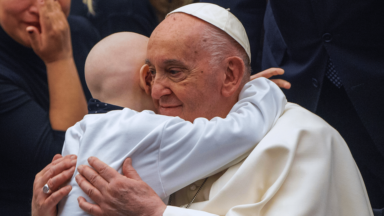 Papa: todos que cuidam de quem sofre são 