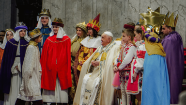 Papa: como Maria, encontrar a grandeza de Deus na pequenez da vida