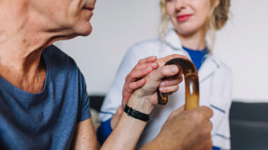 Fevereiro Roxo: entenda os cuidados com Lúpus, Fibromialgia e Alzheimer