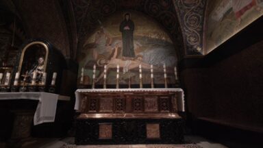 Altar da Capela da Crucificação volta à Basílica do Santo Sepulcro