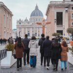 Membros da Canção Nova de Roma passam pela Porta Santa