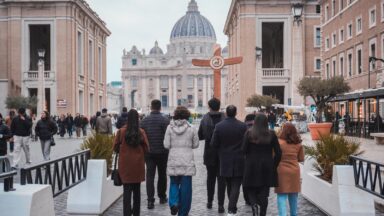 Membros da Canção Nova de Roma passam pela Porta Santa