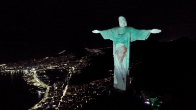 Cristo Redentor recebe projeção em apoio ao Papa Francisco