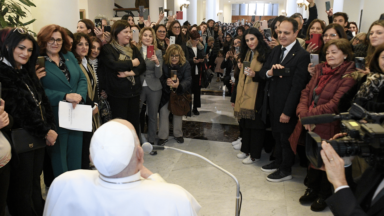 Papa: a oração é um remédio eficaz, pois cura a alma