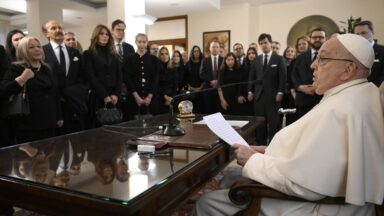 Levar esperança a quem sofre, sem fazer distinção, diz Papa a voluntários