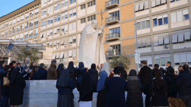 Fiéis rezam o terço pela recuperação do Papa Francisco em Roma