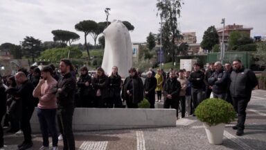 Na praça do Hospital Gemeli, Jovens da Imaculada oram pelo Papa