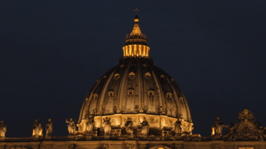 Cúpula da Basílica de São Pedro ganha nova iluminação