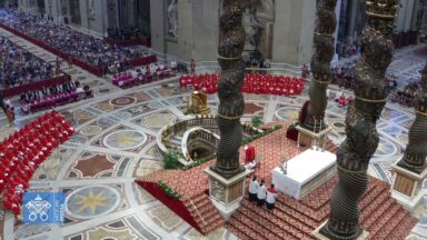 Cardeais e fiéis participam do quinto dia de oração pela alma do Papa