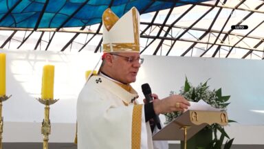 Cardeal Paulo Cezar Costa preside missa pela alma de Francisco