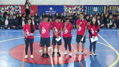 Alunos de escolas católicas homenageiam Papa Francisco