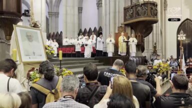 Centenas de fiéis participam de Missa em oração pelo Papa Francisco