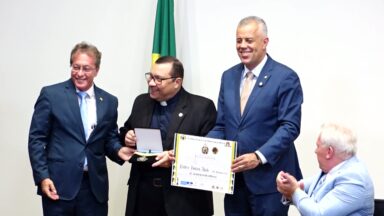 Padre Jonas Abib recebe homenagem na Câmara por legado na fé