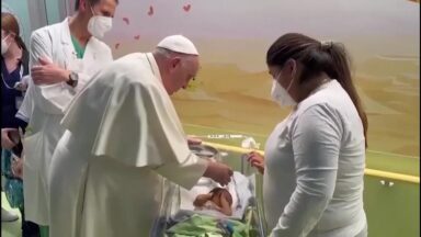 Mãe relembra o dia em que Papa Francisco batizou seu filho