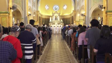 Em SP, padres, religiosas e o povo de Deus rezam pela alma do Papa