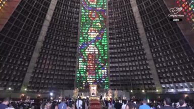 Catedral Metropolitana de São Sebastião acolhe fiéis em missa pelo Papa