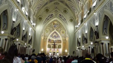 Fiéis participam de missa na intenção do Papa Francisco em Aracaju