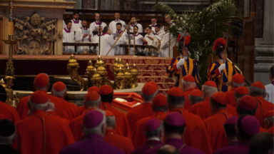 Cardeal preside Missa em sufrágio do Papa no Domingo da Misericórdia