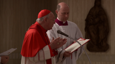 Cardeal Farrell realiza rito de constatação da morte do Papa Francisco