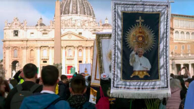 Peregrinos rezam para que o Papa Francisco descanse em paz