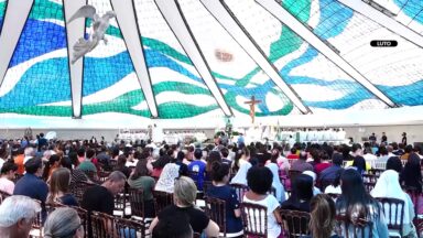 Celebração em Brasília reúne fiéis para rezar e homenagear o Papa