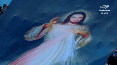 Lenço gigante de Jesus Misericordioso passa sobre fiéis na Canção Nova