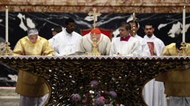 Cardeal Gambetti preside missa da Ceia do Senhor no Vaticano