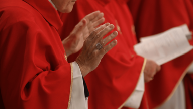 Cardeais pedem que fiéis sustentem o Conclave com orações