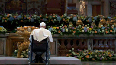 Papa Francisco faz visita surpresa à Basílica de São Pedro