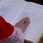 Cardeais fazem juramento de sigilo perpétuo para o conclave