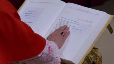 Cardeais fazem juramento de sigilo perpétuo para o conclave