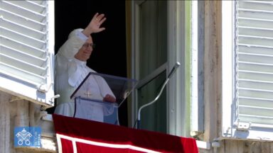Papa Leão XIV preside Oração Mariana do Regina Caeli pela primeira vez